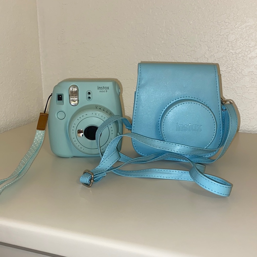 blue polaroid camera that comes with the case